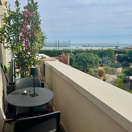 Beachfront In Pesaro-marken 55364 Lägenhet *