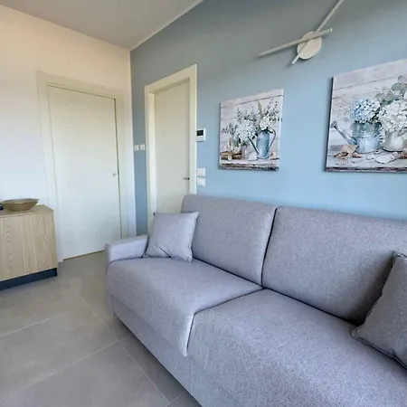 Beachfront In Pesaro-marken 55364 Appartement